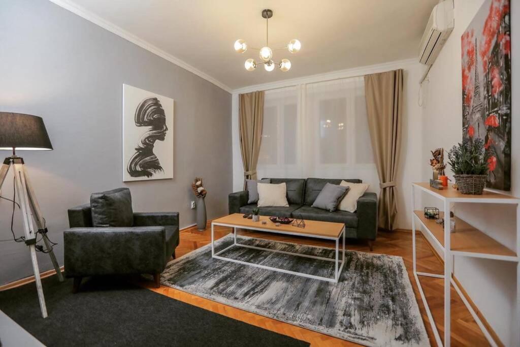 Mickitos Apartments At Macedonia Square Skopje Eksteriør billede